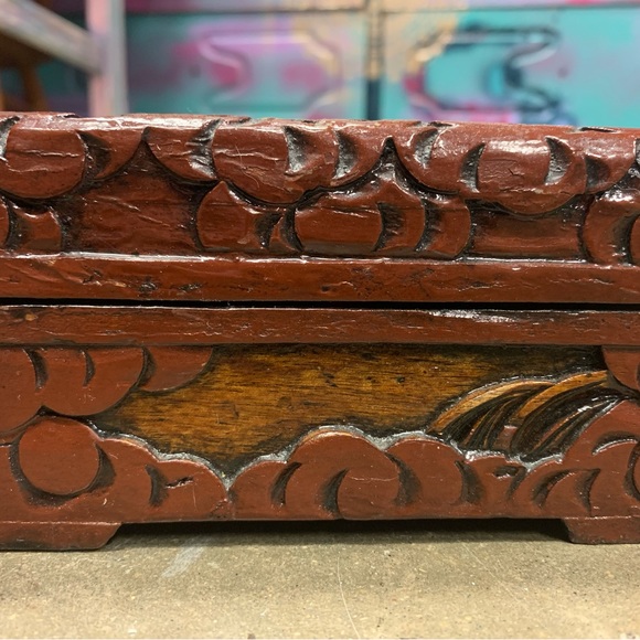 VINTAGE WOODEN, HAND CARVED LAQUER BOX - Picture 4 of 11
